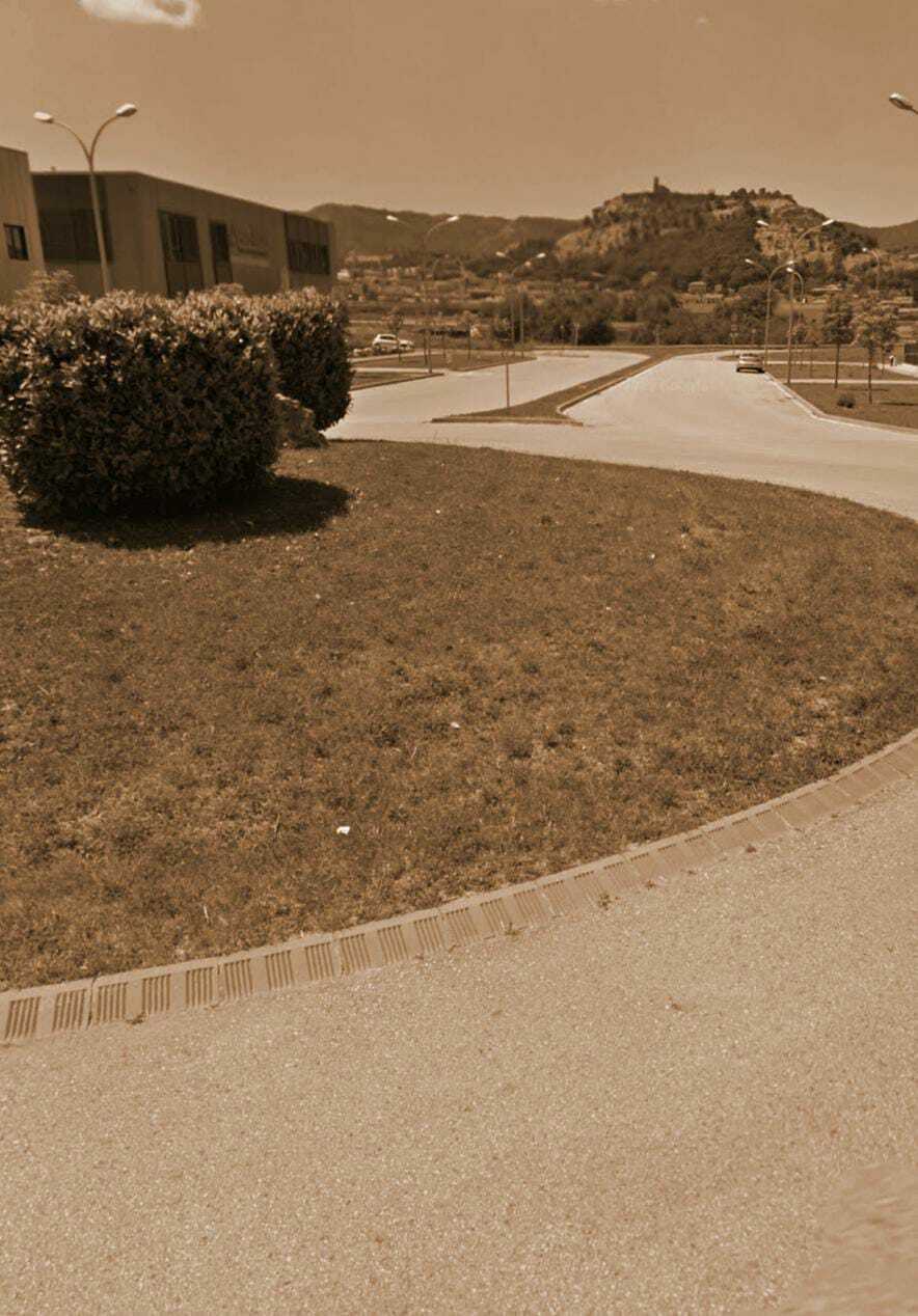 Media picture: Col·locació de bancs al polígon Goules