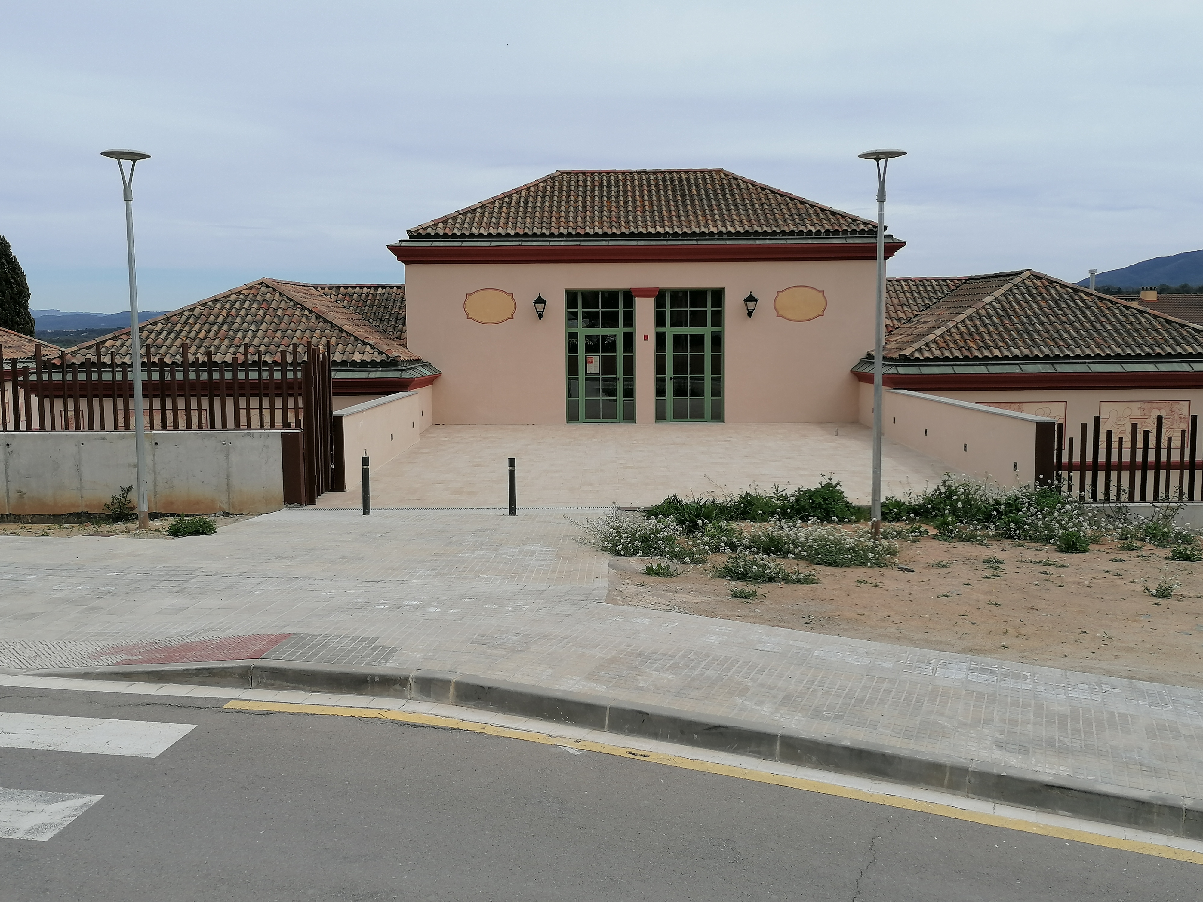 Imatge pels mitjans: Sala i pati sobre la Biblioteca Caterina Figueras