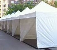 Imatge pels mitjans: Compra de 10 carpes 3x3 plegables i impermeables, de color blanc, amb els corresponents peus de seguretat i laterals coberts.