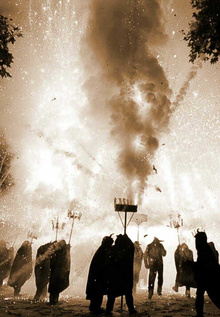 Imatge pels mitjans: Bèstia de foc acompanyada de llegenda popular tonenca