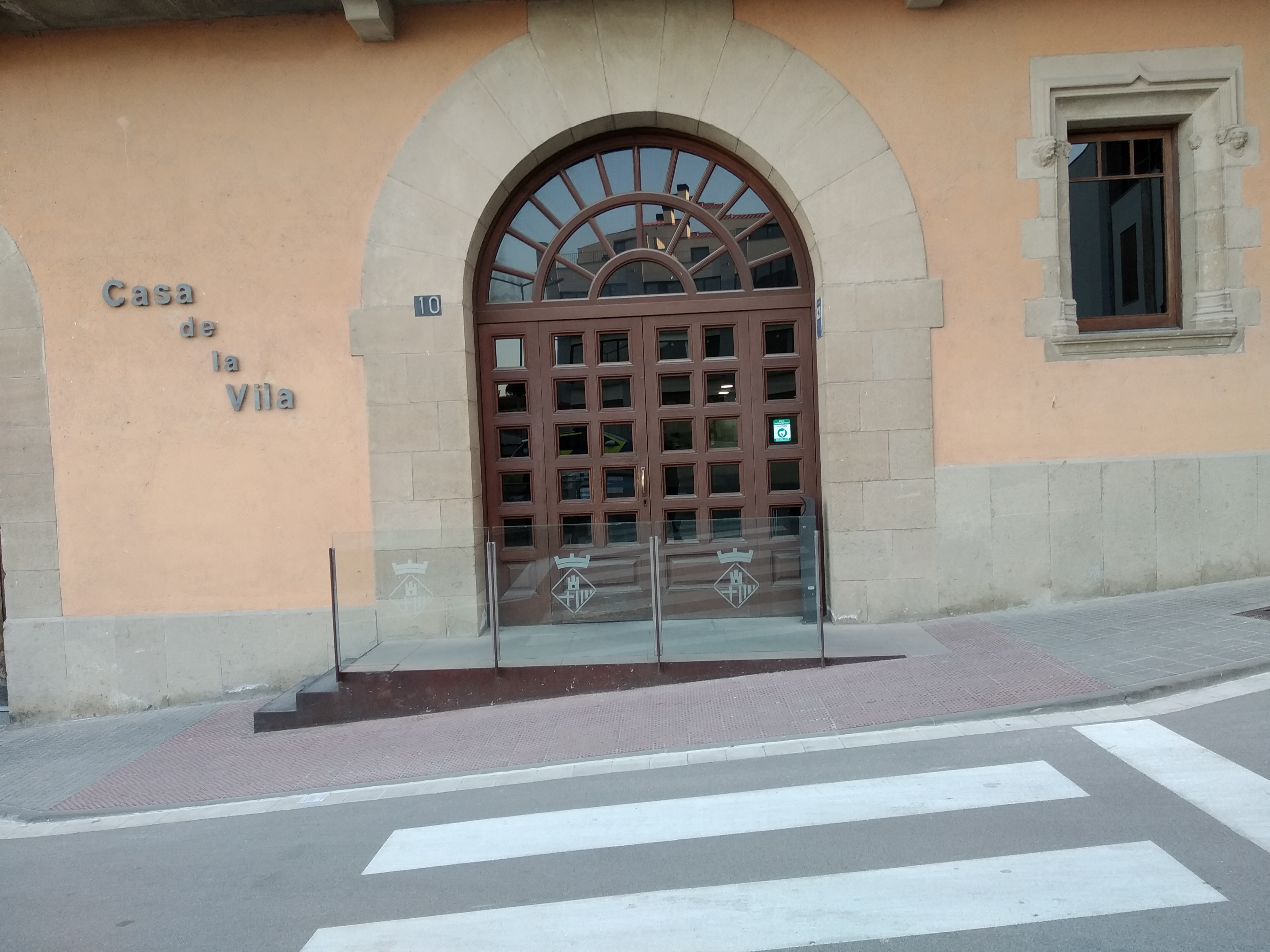 Imatge pels mitjans: Portes automàtiques per facilitar l&#39;accés  a la casa de la vila