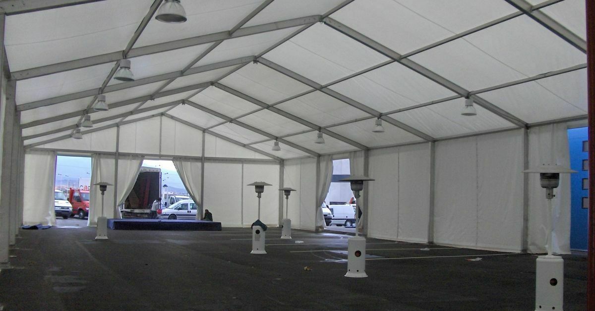 Imatge pels mitjans: Adquisició d'una carpa gran per activitats exteriors